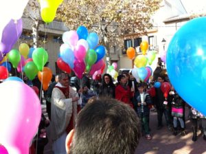 Globus amb missatges d’esperança i solidaritat