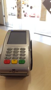 L'OAC compta amb un terminal de pagament per targeta de crèdit