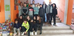 Alumnes de l'IE Sant Jordi donen aliments a la Taula Solidària   